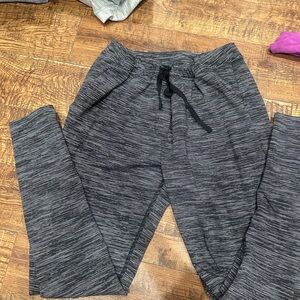 Lululemon Athletica Gray Ankle Cropped Pants (On the Fly)